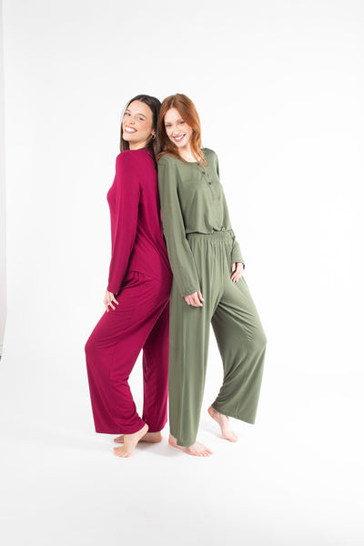 Terrera Skyla bamboo pajama set made from eco-friendly bamboo fabric. Featured in the colours Beet Red and Sencha Green.