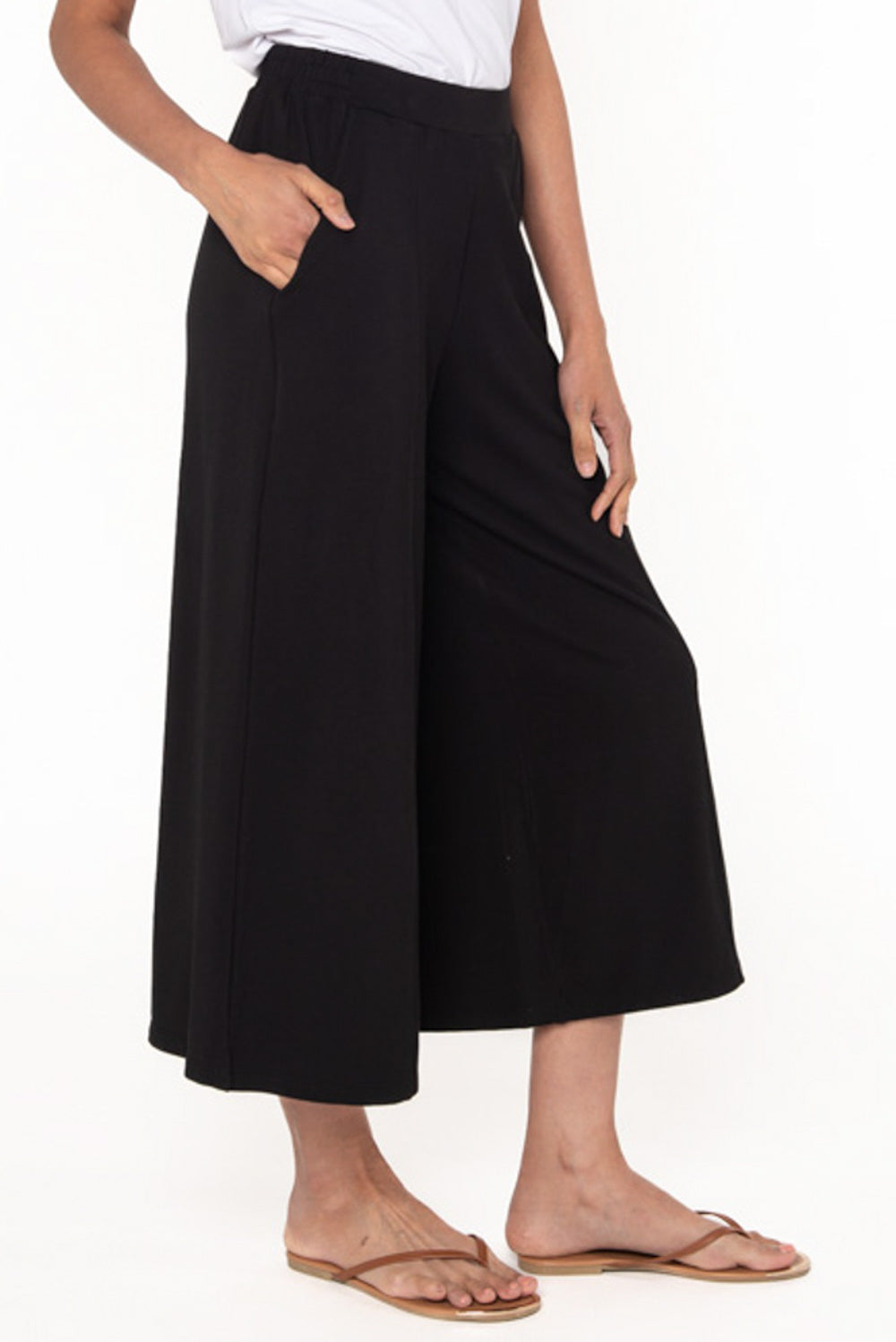 Bamboo culotte pant in Black side view