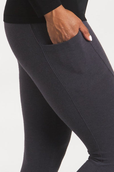 Closeup shot of the side pockets on the Slate Grey Terrera Viva Pocket Legging.
