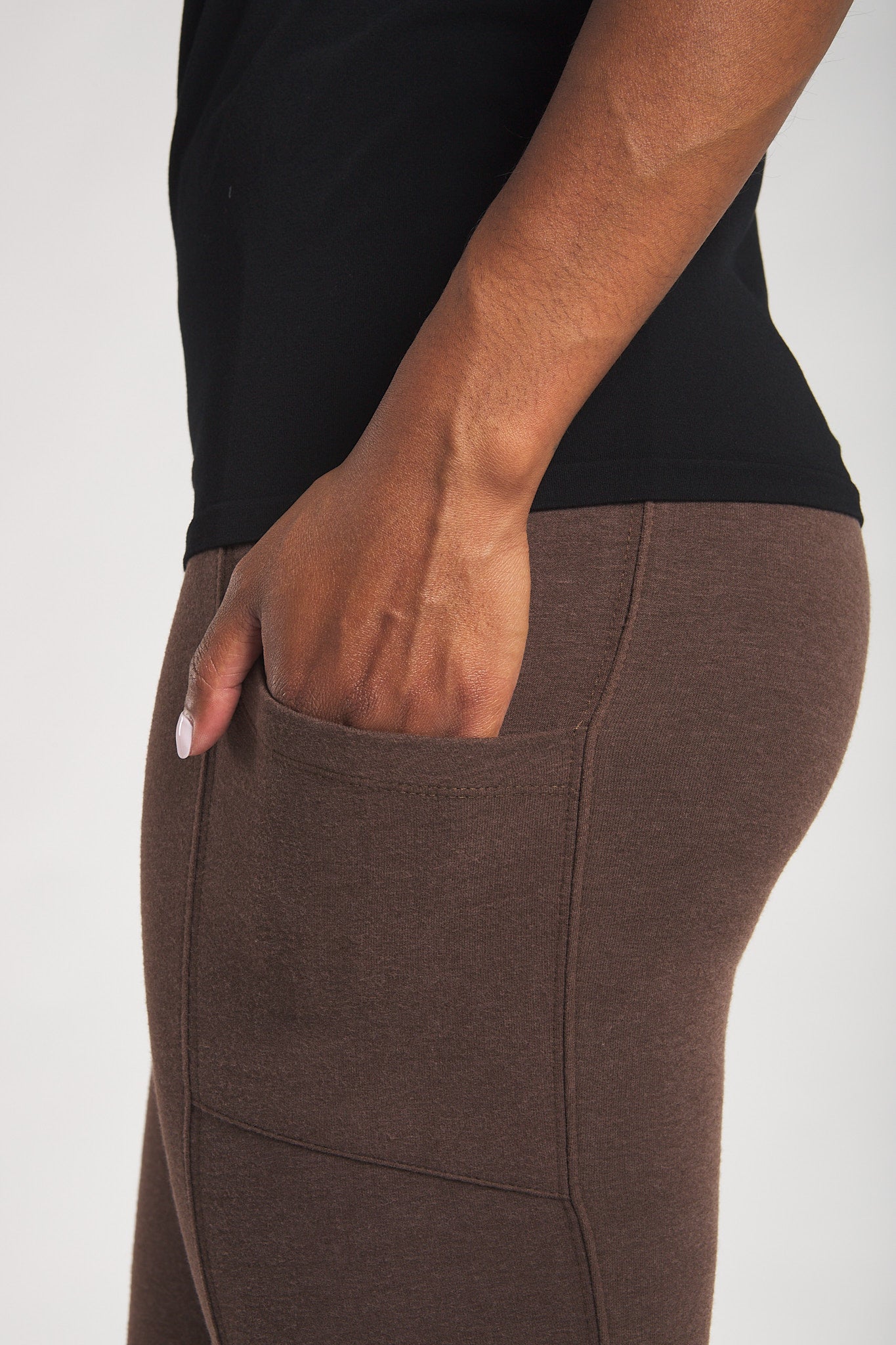 Closeup shot of the side pockets on the Coffee Bean Terrera Viva Pocket Legging. 